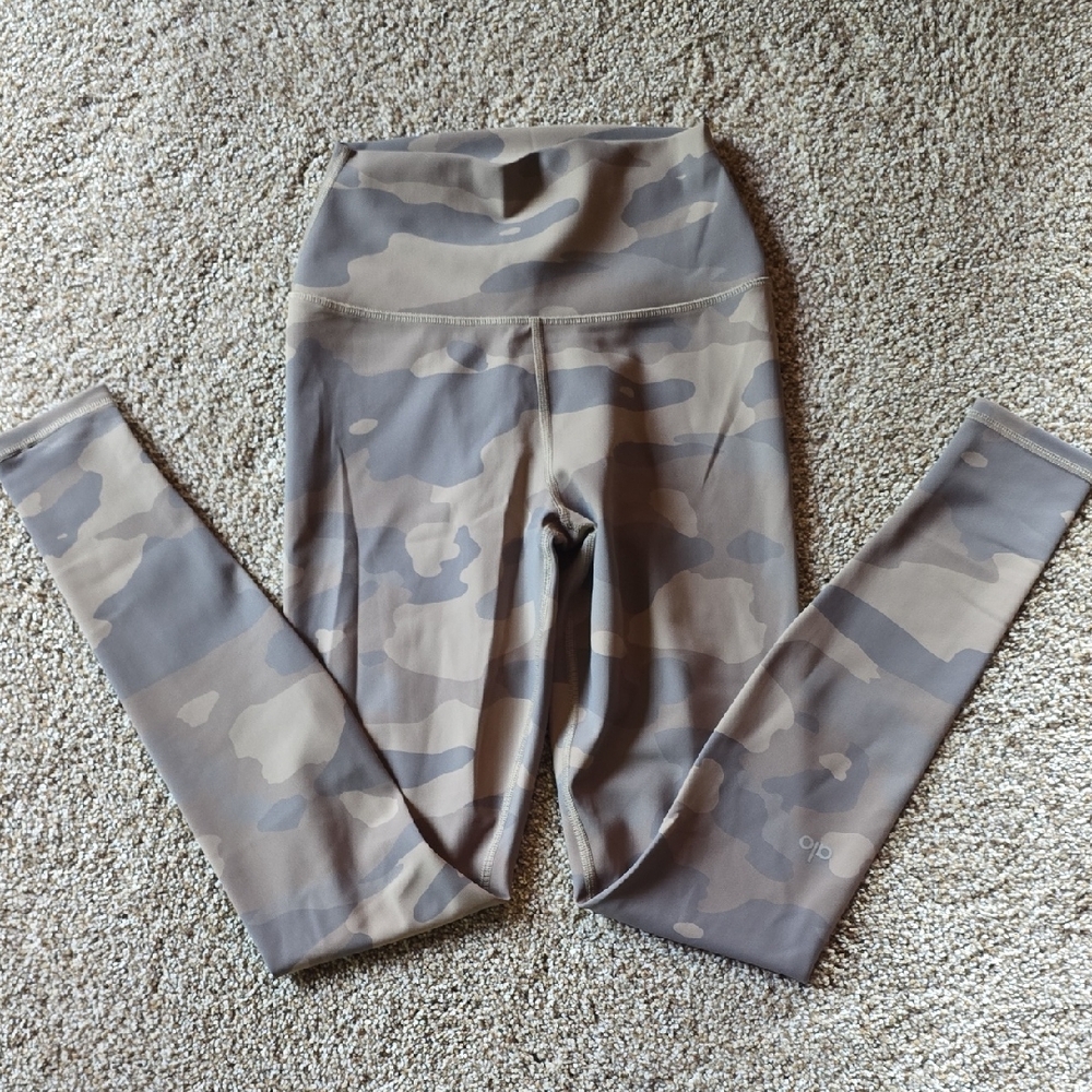 ALO Yoga Camouflage Leggings - Tan and Brown